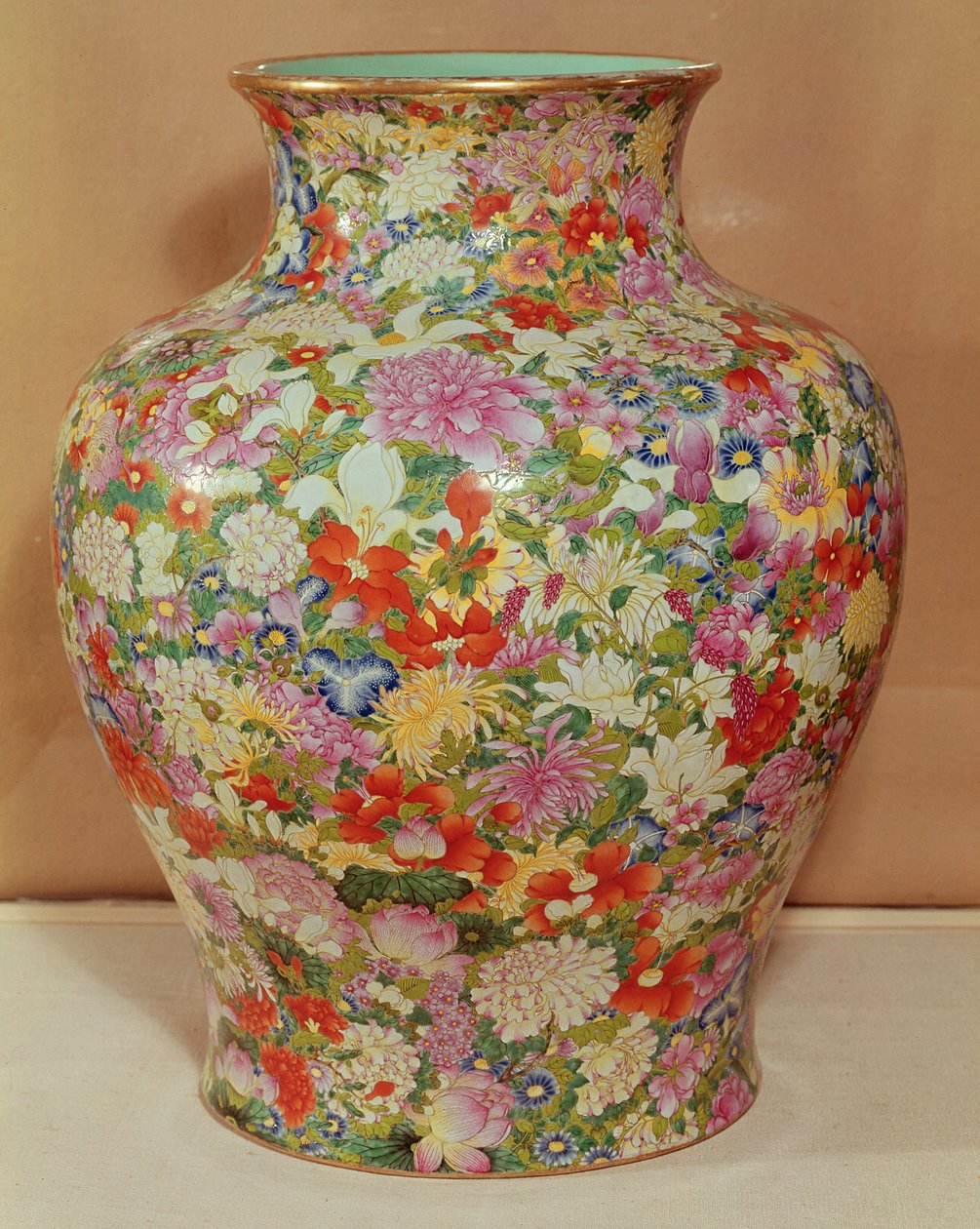 Famille Rose vase med tusind blomster dekoration, Qianlong Dynasty af School Chinese