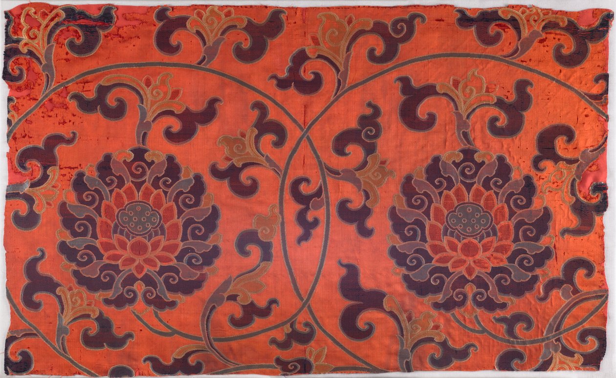 Fragment af tekstil med motiv af rullende lotusblomster, stængler og blade (drejetvævet satin) af School Chinese