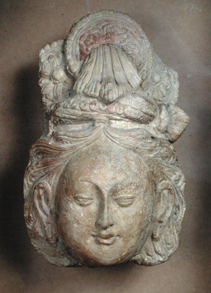 Hoved af en bodhisattva med en kunstfærdig frisure, fra Tumshuq (Xinjiang) 6.-7. århundrede (terracotta) af School Chinese