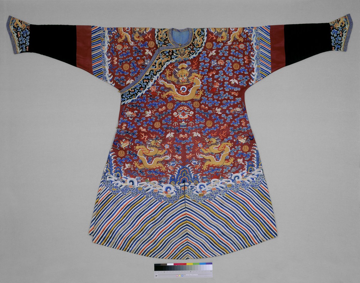 Imperial Robe, slutningen af det 19. århundrede (Silke med broderi (satinsøm, indgribende satinsøm, splitsøm, lige søm, kinesisk knude, couching, omrids, lagt arbejde, knaphul)) af School Chinese