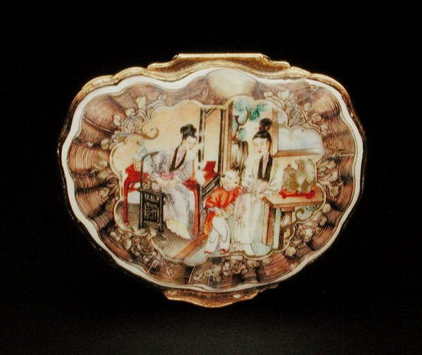 Låg af snusdåse i form af en skal, Qianlong periode (1736-95) ca. 1760 (porcelæn) (se også 210139) af School Chinese