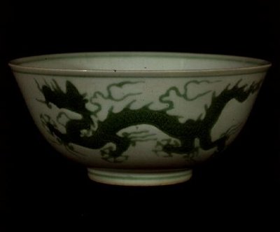 Ming grøn drageskål, Hong-hsi periode, ca. 1425-35 (porcelæn) af School Chinese