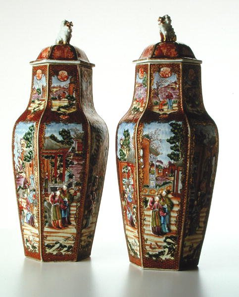 Et par kinesiske sekskantede vaser med deres betræk, Qianlong-periode (1736-95) (porcelæn) af School Chinese
