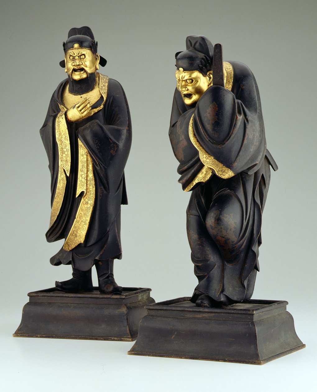 Et par taoistiske embedsmænd, Yuan eller det tidlige Ming-dynasti (pakke forgyldt bronze) (se 205152) af School Chinese