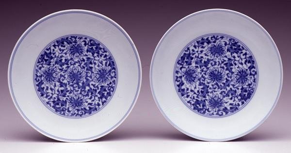 Et par underkopper med stiliserede lotusblomster, Yongzheng-mærke og periode 1723-35 (porcelæn med blå underglasur) af School Chinese