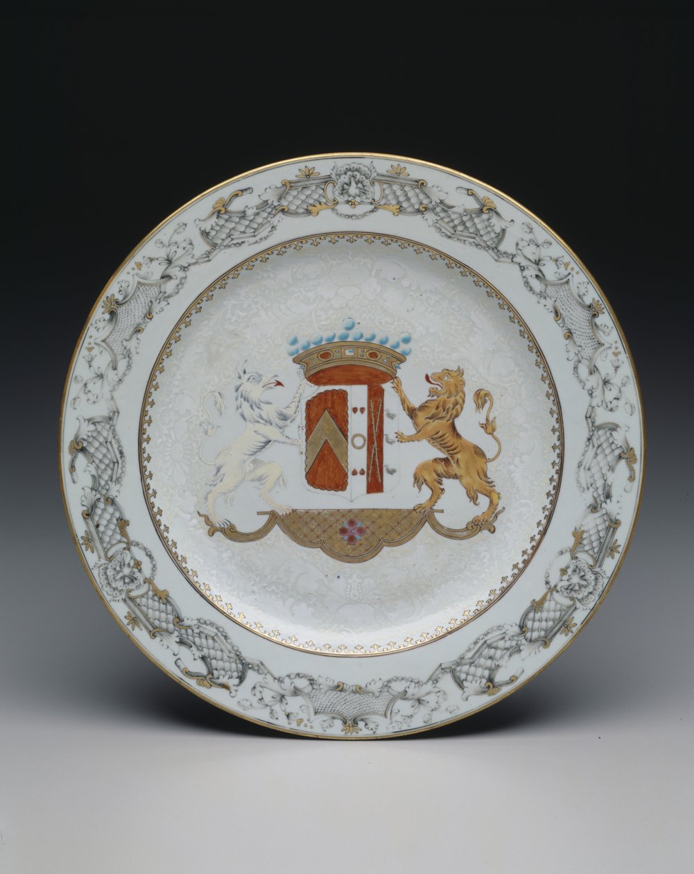 Tallerken med våbenskjold, ca. 1740 (porcelæn med farvet & grisaille emalje) af School Chinese