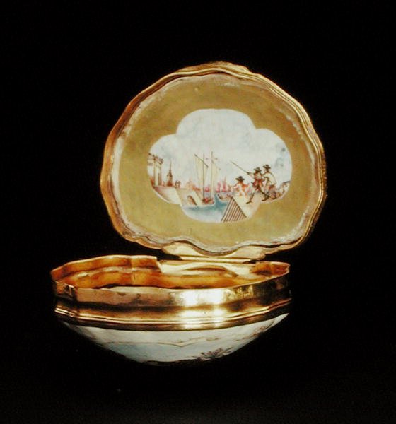 Snusdåse i form af en skal, Qianlong periode (1736-95) ca. 1760 (porcelæn) (se også 210140) af School Chinese