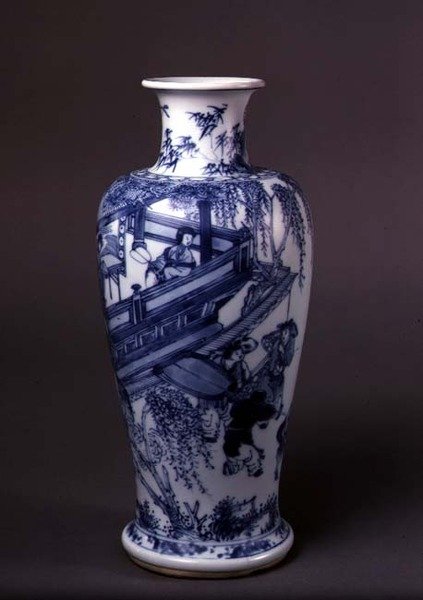 Vase forestillende en dame på en balkon, kinesisk, ca. 1690-1710 (lertøj med blå underglasur) af School Chinese