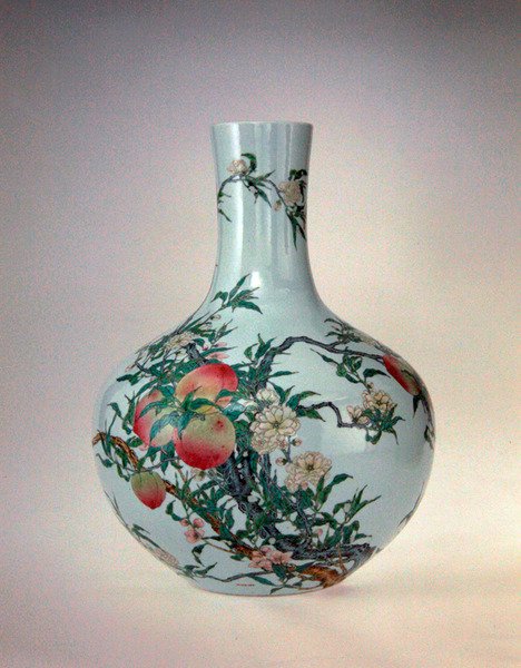 Vase med ferskner, Qianlong Period (1736-95) (porcelæn med overglasur emaljer) af School Chinese
