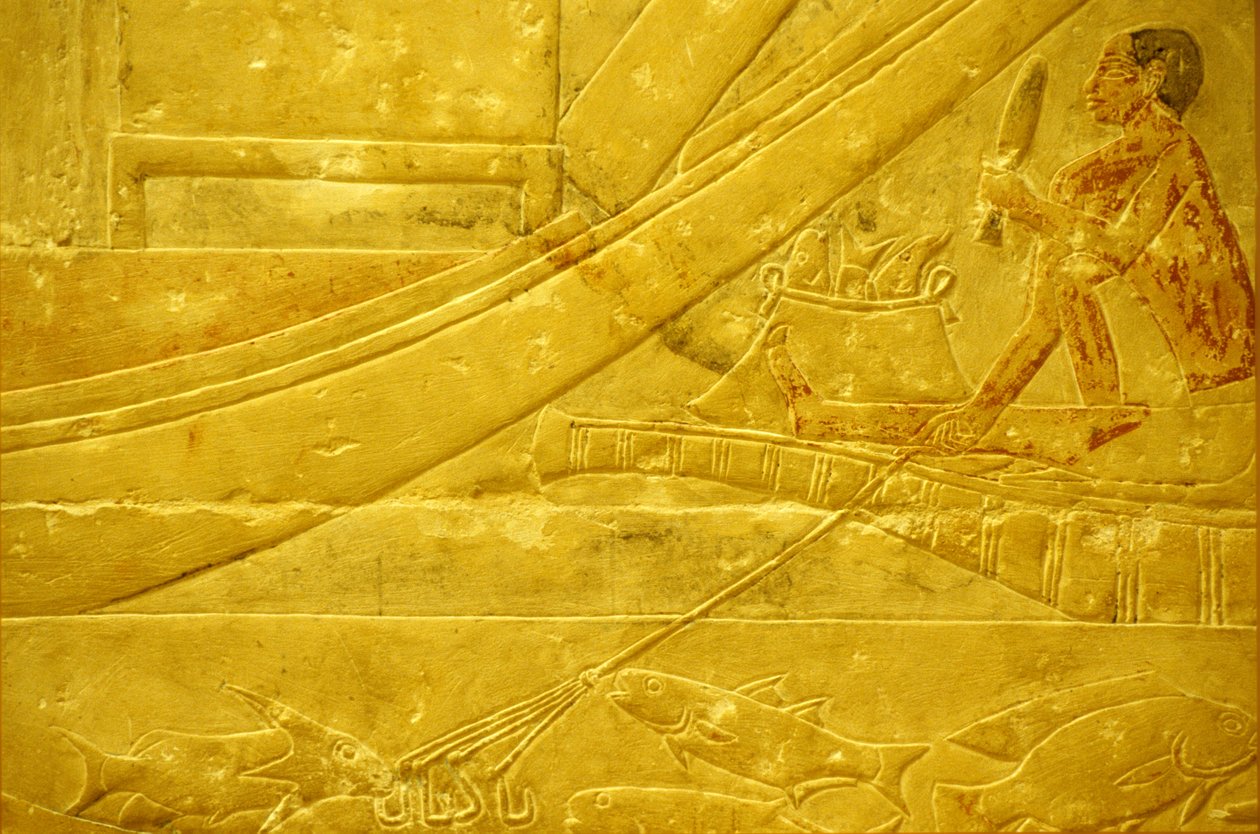 Det gamle Egypten, Vægudskæring/maleri, Mastaba/Tomb of Idout, Saqqara, 2323-2150 f.Kr., En fisker skalerer fisk og holder et firtakket spyd (foto) af School Egyptian