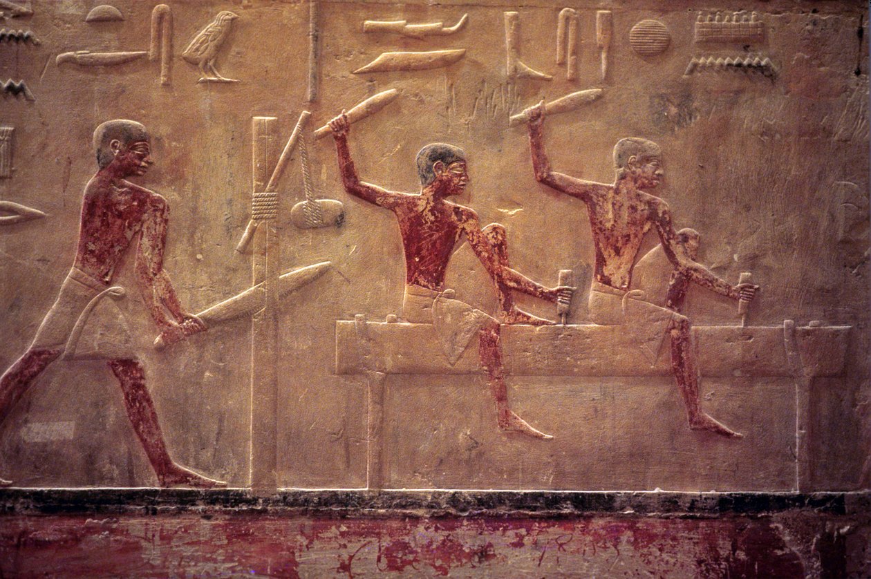 Det gamle Egypten, Vægudskæring/-maleri, Mastaba/Tomb of Ti, Saqqara, 5. dynasti, Tømrere saver og hamrer, Formning af bjælke (foto) af School Egyptian