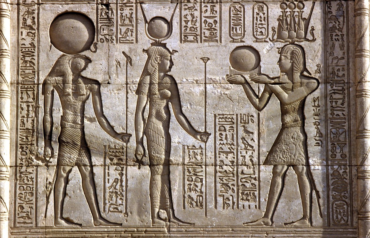 Det gamle Egypten, Vægmaleri/ristning, Horus og Isis modtager en offergave fra faraoen, Hathor-templet, Dendera (foto) af School Egyptian