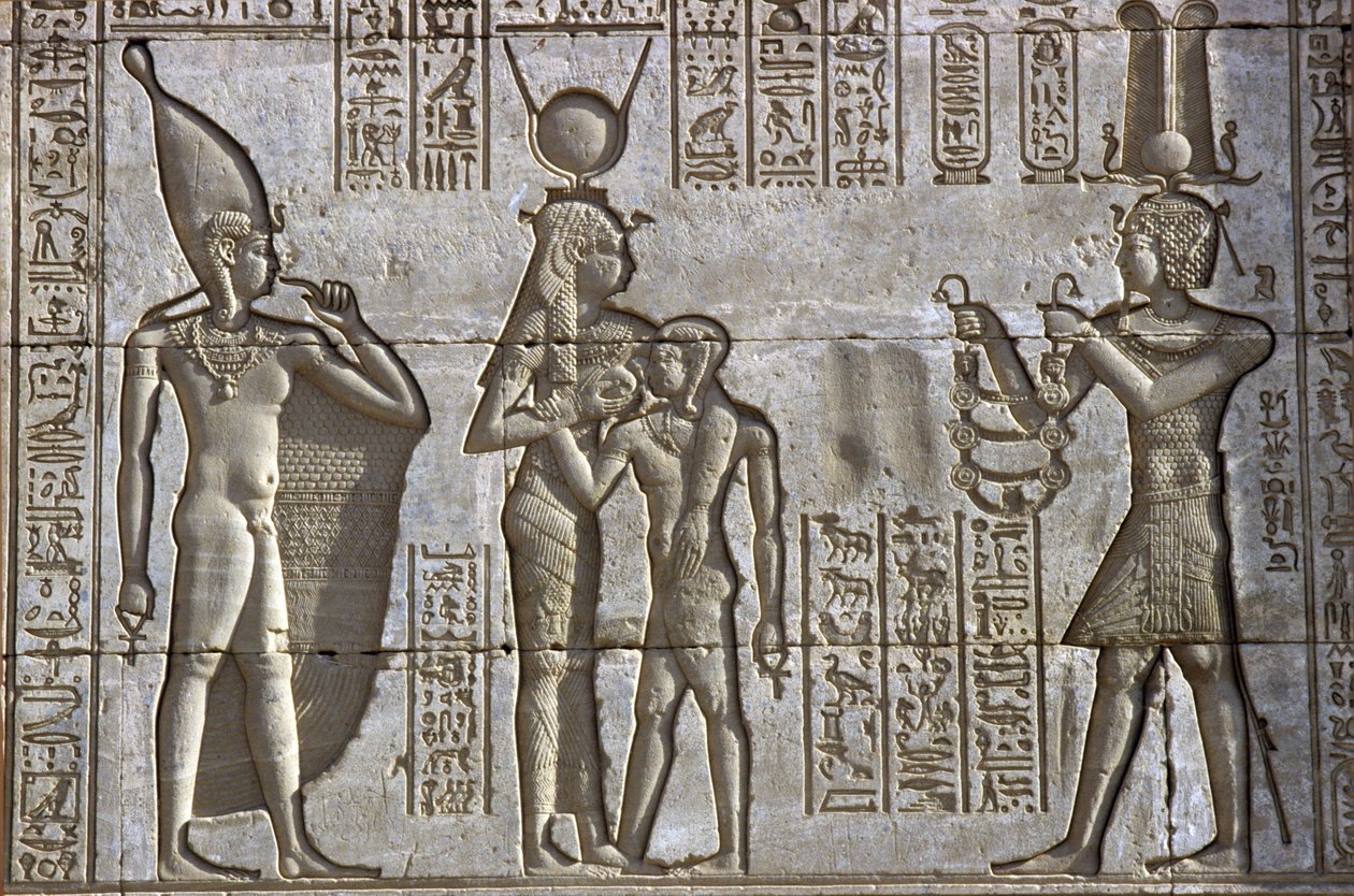 Det gamle Egypten, Vægmaleri/skulptur, Isis ammer den unge farao i nærvær af det guddommelige spædbarn Ihy, mens faraoen bringer en offergave, Hathor-templet, Dendera (foto) af School Egyptian