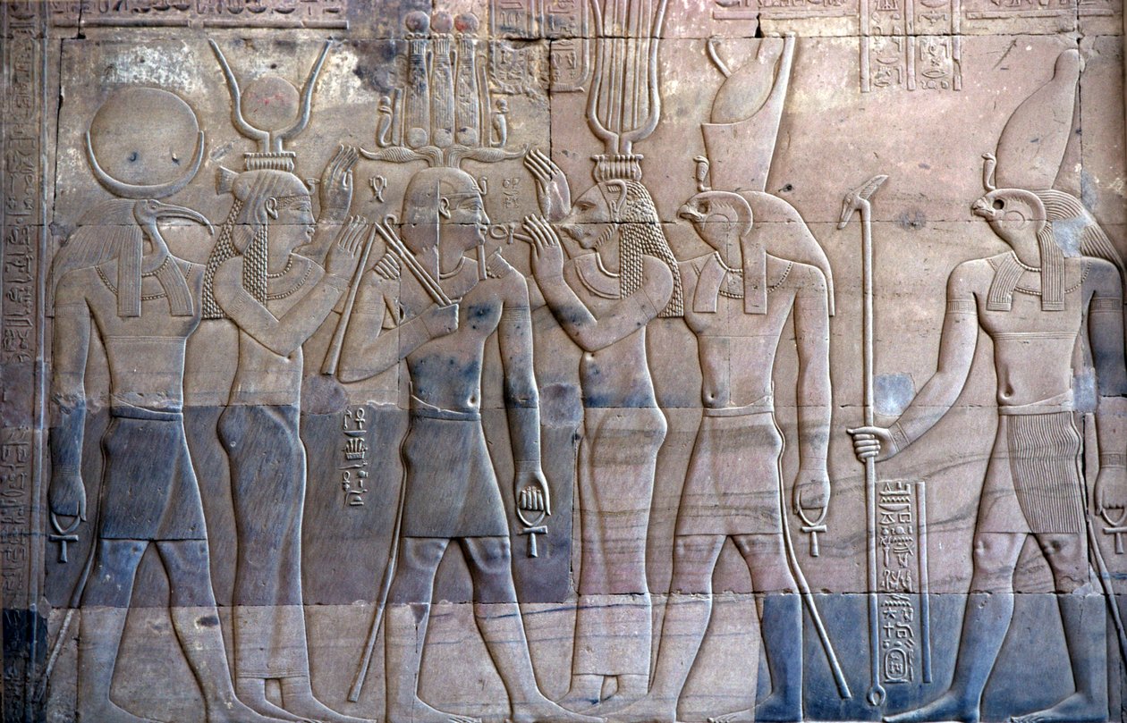Det gamle Egypten, Vægmaleri/ristning, Ptolemæus XIII bliver præsenteret for Horus, Sebek og Horus-templet, Kom Ombo (foto) af School Egyptian