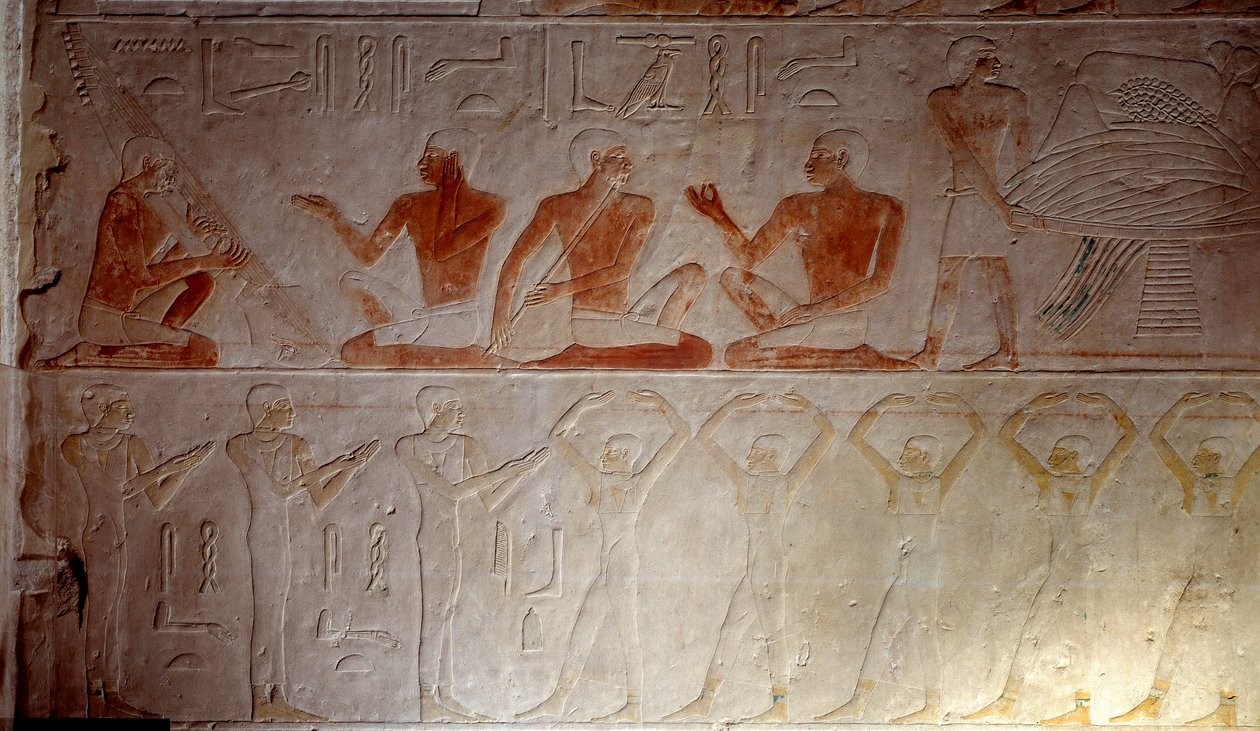 Det gamle Egypten: kalkstensrelief, der repræsenterer musikere fra Mastaba-kapellet i Akhethetep, omkring 2300 f.Kr. 5. dynasti. Gammelt imperium. Fra Saqqara (Sakkara). Paris, Louvre-museet af School Egyptian