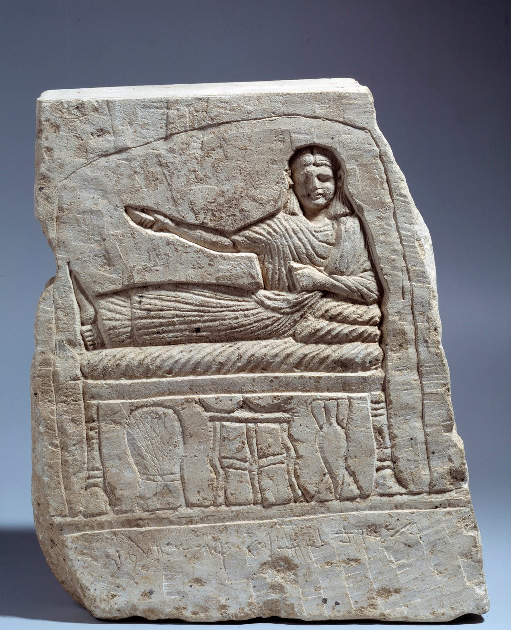 Gammel egyptisk kunst: begravelsesstele i kalksten i navnet på Lady Artemis. (med sen banket) Fra Kom Abu-Billou (Abu Billou), Egypten. Højde 24 cm. Lavperiode (3. årh. e.Kr.). Paris, Musée du Louvre af School Egyptian