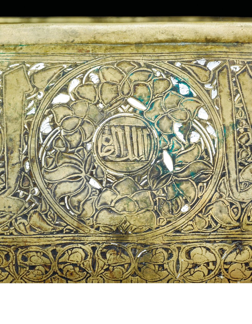 Detalje af en Mamluk skål, ca. 1351 (messing med sølv- og guldindlæg) af School Egyptian