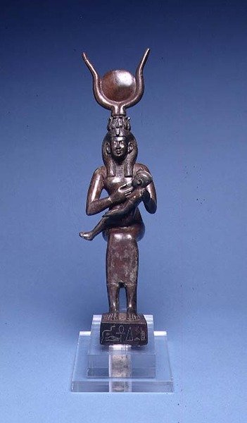 E.122-1954 Iris Nursing Horus (set forfra) egyptisk, 715-525 f.Kr. (kobberlegering) (se også 89138) af School Egyptian
