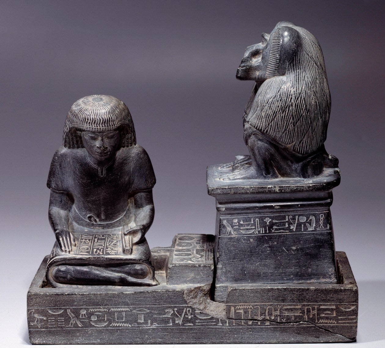 Egyptian Antiquitis: Skriveren Nebmertouf og aben Thot, skriftens gud og skriftlærdes protektor. Skiferskulptur. Regne af Amenophis III (1391-1353) af School Egyptian