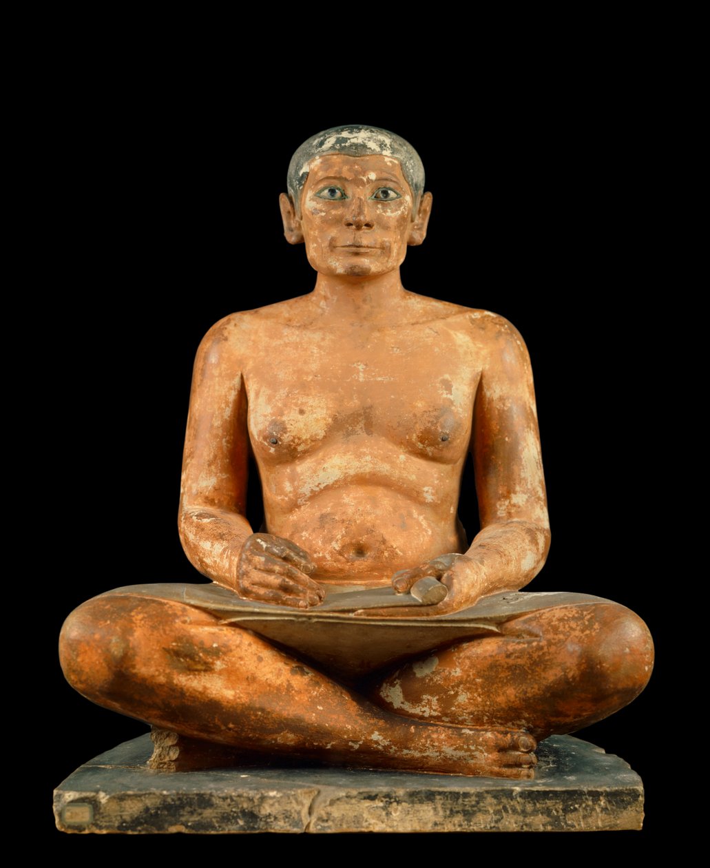 Egyptisk antikvitet: "" Skriveren sidder på hug"" Statue i kalksten, albaster og bjergkrystal. Kommer fra sakkarah (Saqqara) (omkring 2620 - 2350 f.Kr.). 4. eller 5. dynasti) Søn. 0.537 m, Musée du Louvre, Paris - Ægyptisk oldtid: "" Crouching Scribe Statu af School Egyptian