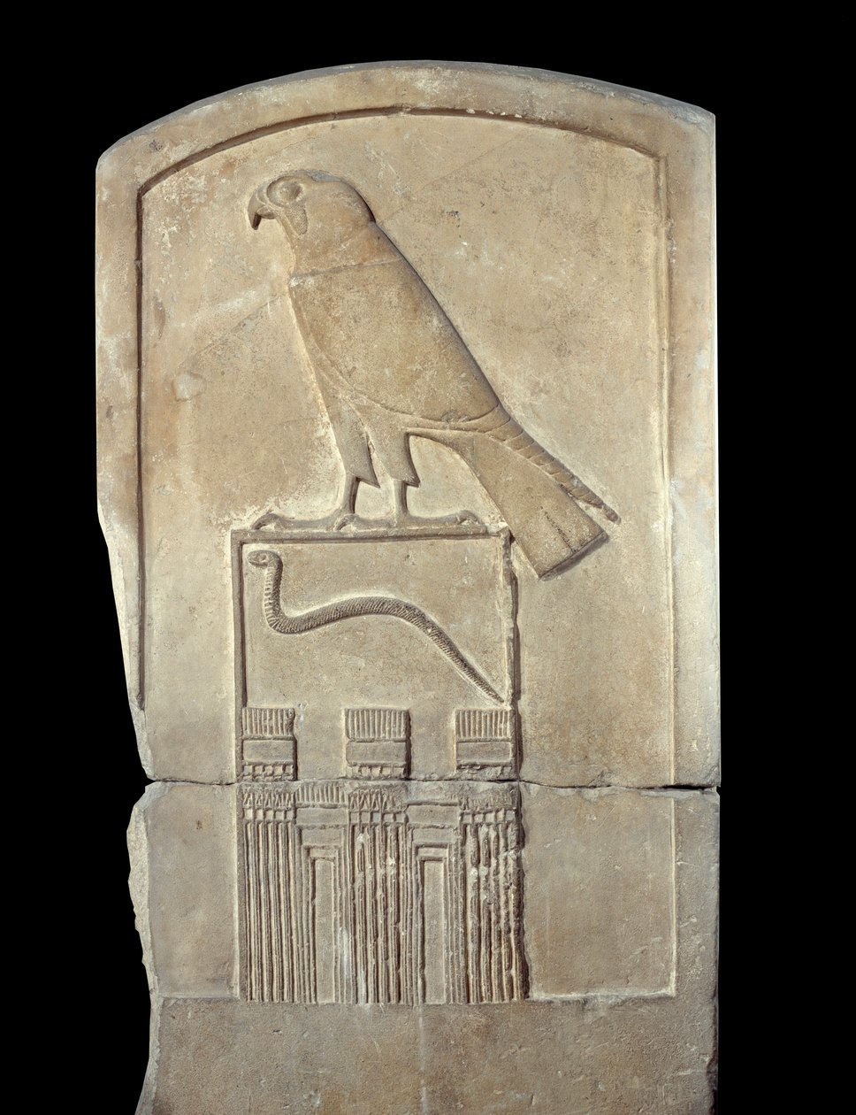 Egyptian antiquite: detail of a stele in limestone of the Serpent king with representation of the god Horus. From Abydos. Thinitis period (ca. 3100-2700 BC). Sun 1,4x0,6 m Paris, Musee du Louvre af School Egyptian
