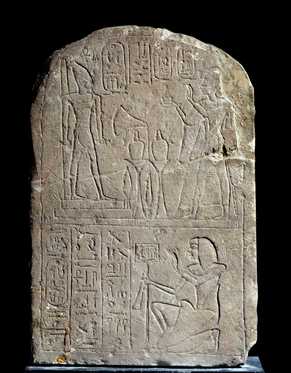 Egyptisk antikvitet: kalkstensstele i navnet på kong Anyas skiltdør. I bøjlen tilbyder farao Ramses II røgelse til sin egen kolossale guddommelige statue. Regne af Ramses II (1279-1213 f.Kr.). Fra Saqqara serapeum. Søn 0,44x0,3 m Paris, musee du Louvre af School Egyptian