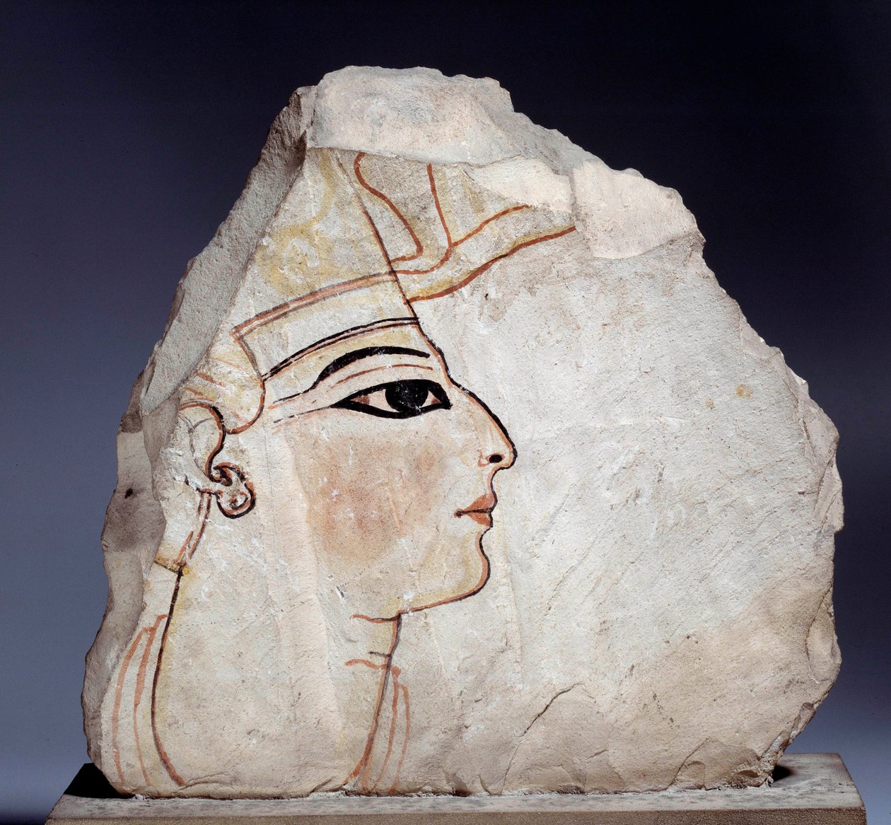 Ægyptisk antikvitet: ostrakon (eller ostracon) (flertal: ostraca eller ostraka), keramikskår af kalksten med kongelig profil. 19. dynasti (1295-1186 f.Kr.). Paris, Louvre-museet af School Egyptian