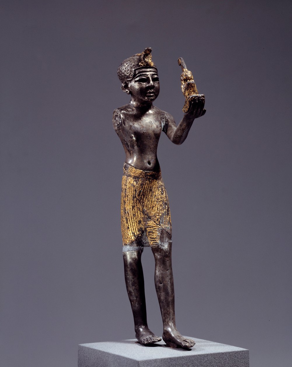 Egyptisk antikvit: Statuette af King (Sethi I?), Der giver Maats tilbud. Sølv- og guldskulptur. Regne af Sethi (1294-1279 f.Kr.). Svag. 19 cm. Paris, Louvre Museum af School Egyptian