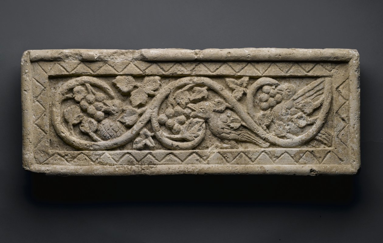 Relief af en planterulle, der omslutter fugle og druer, fra Behnesa, 5.-6. århundrede (kalksten) af School Egyptian