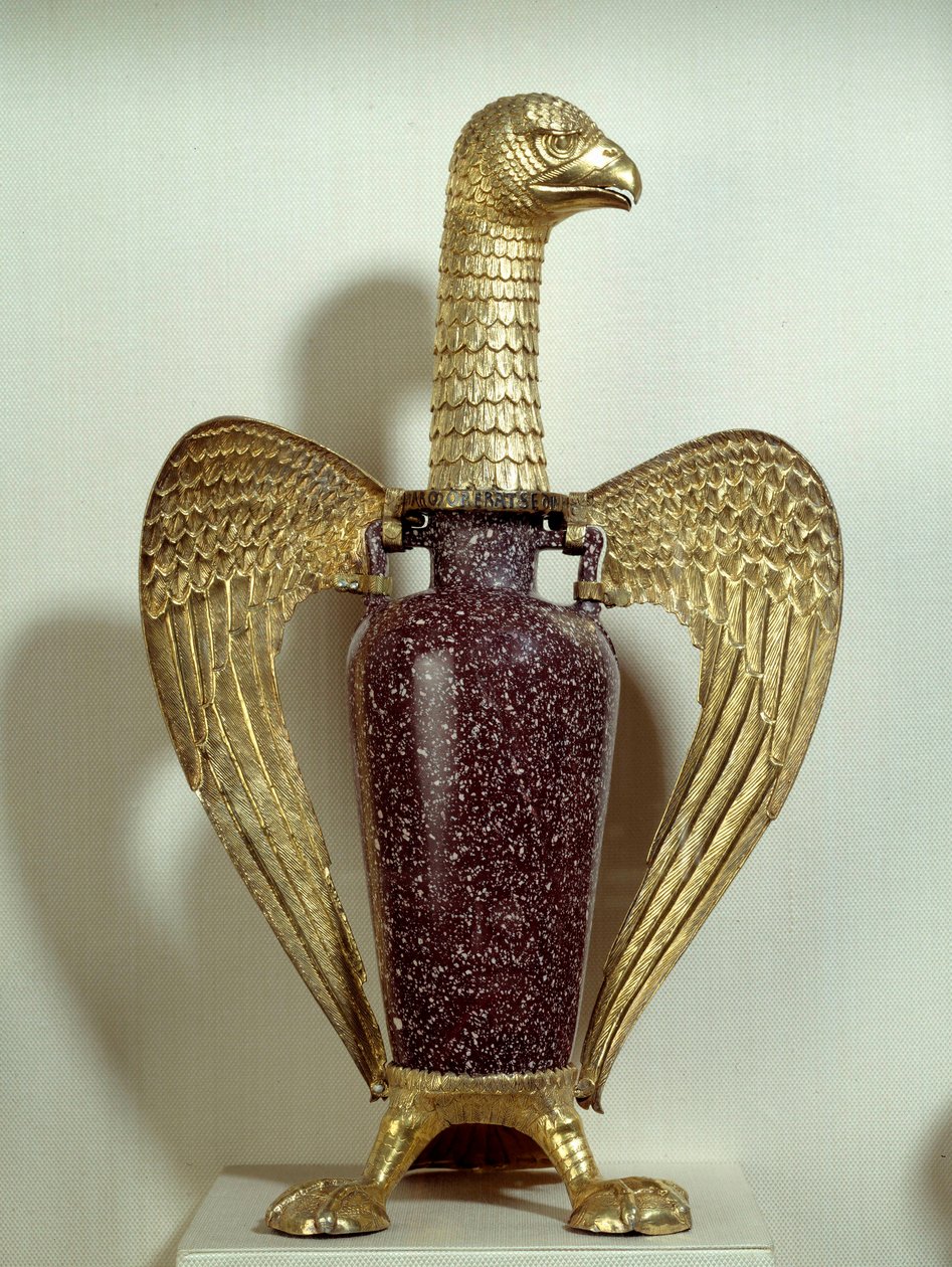 Vase kendt som "Eagle" af Suger (abbe Suger): vase lavet i Egypten under Romerriget og monteret på guldsølvstøtte, der repræsenterer en ørn lavet i Saint-Denis i det 12. århundrede. Det er en del af Tresor i klosteret Saint-Denis. Søn 0,43x0,27 m P af School Egyptian