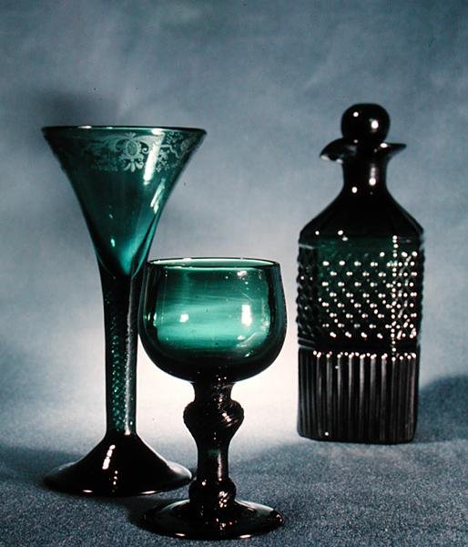 L til R: Dekoreret vinglas, rundt glas og karafler, slutningen af 1700-begyndelsen af 1800-tallet (grønt glas) af School English