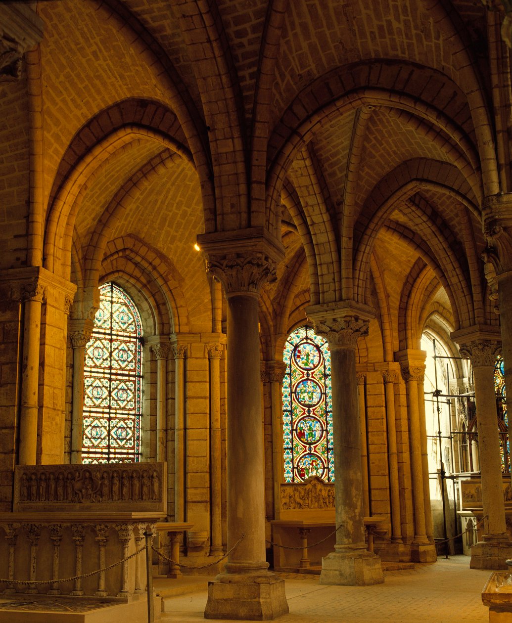 Gotisk kunst: hvælvingsnøgler og sprænghoveder, ambulant i Basilica of Saint Denis (Saint Denis). af School French