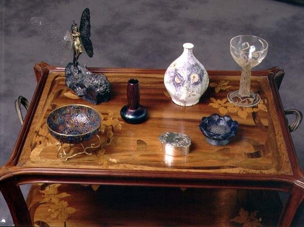 Loetz iriserende glasvase, en pate-de-verre bue af Argy Rousseau og et glas med støbt og ætset dekoration af Lalique (foto) af School French