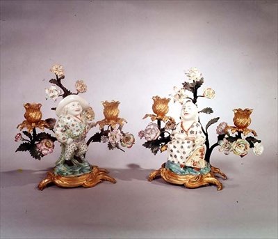 Et par Mennecy ormolu monterede figurer af en dværg og en magot (porcelæn) af School French