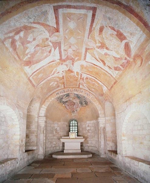 Krypten, fra den tidligere kirke fra 1030, med fresker af Kristus på en hvid hest omgivet af engle, fra det 12. århundrede (foto) af School French
