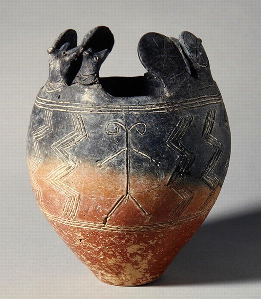 Rødpoleret spiseskål, med dyrehoved og solskivebeslag, fra Vounous, Cypern, Tomb 91, 2500-2075 f.Kr. (ler) af School Greek