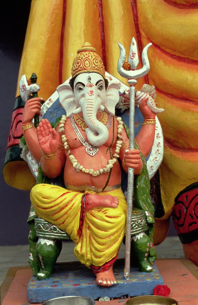 Statue af Ganesh, elefantguden, på tronen af School Indian