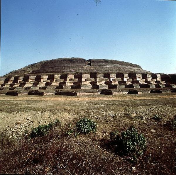 Udsigt til Nandangarh Stupa, som menes at indeholde Buddhas aske (foto) af School Indian