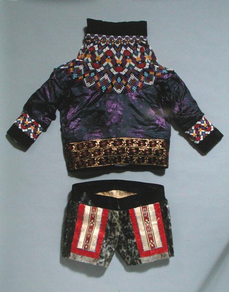 Damejakke og shorts, fra Grønland (tekstil) af School Inuit
