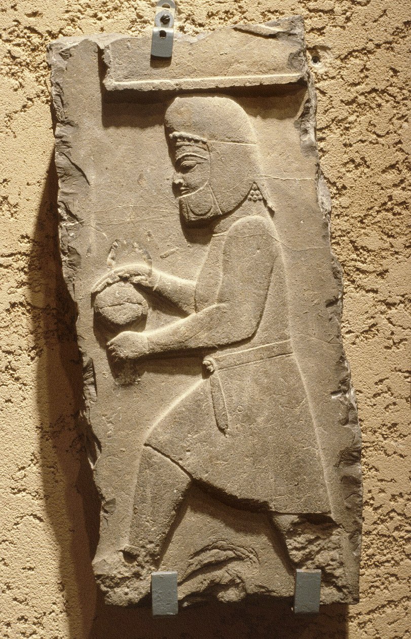 En meder ved det kongelige hof i Persepolis med et overdækket fartøj, Achaemenid, ca. 500 f.Kr. (kalksten) af School Iranian