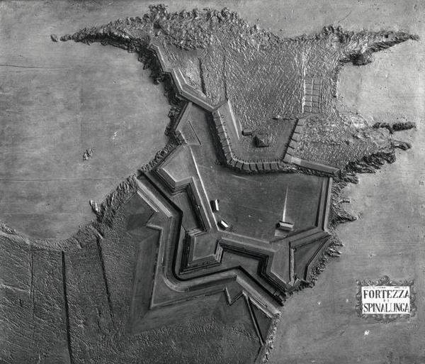 Et reliefkort over den venetianske fæstning ved Spinalonga, Kreta i 1619 (s/h-foto) af School Italian