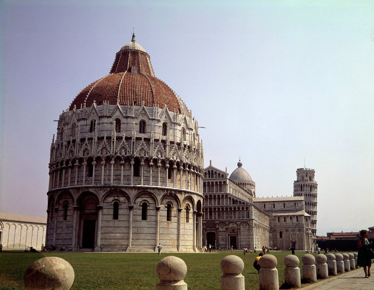 Middelalderarkitektur: udsigt over Baptistere (bygget mellem 1153 og 1353), kuplen (katedralen eller Duomo) og tårnet (startet i 1064) i Pisa på Campo dei Miracoli (Piazza des Miracles), Italien. af School Italian