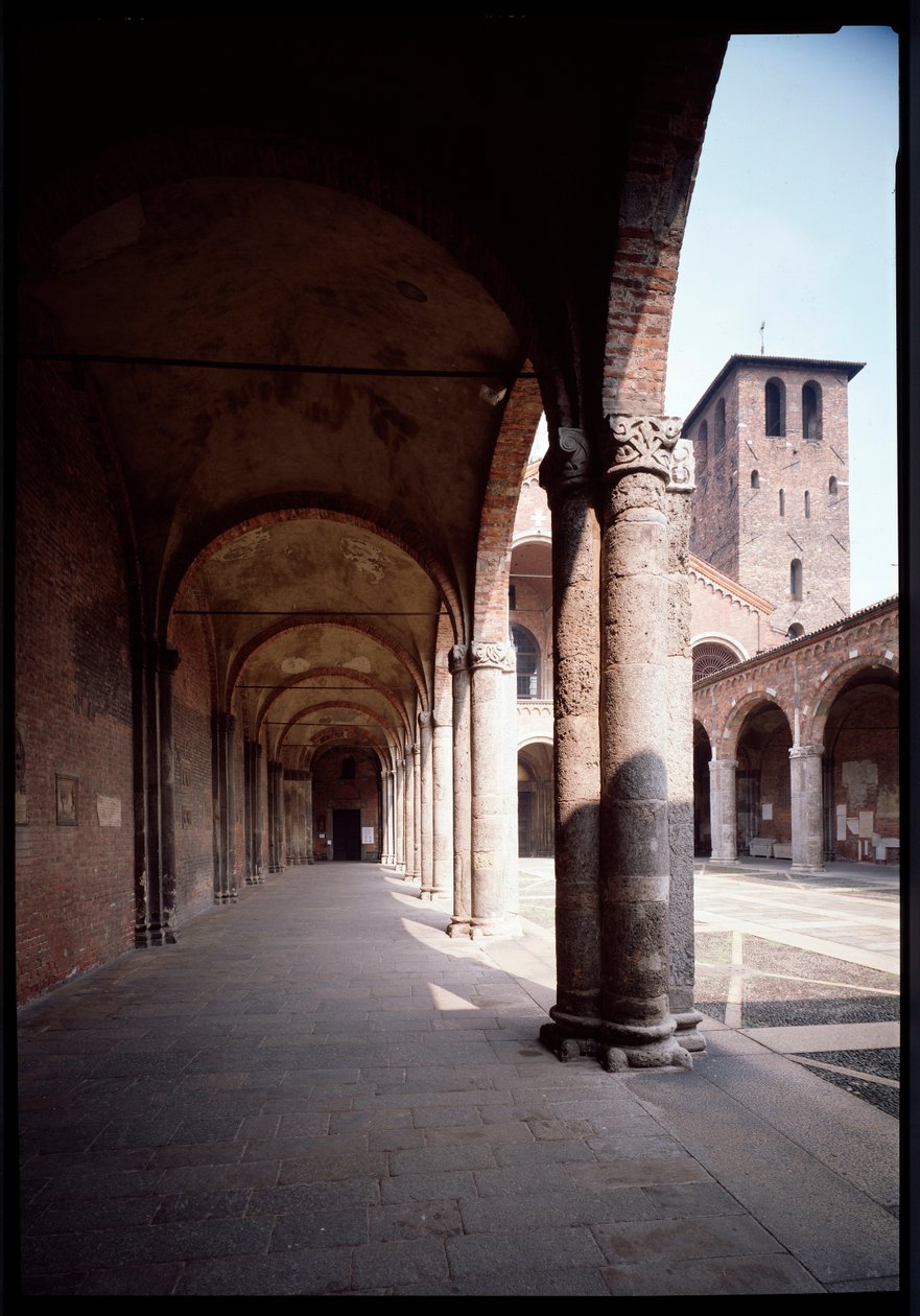 Udsigt over portikoen af kirken Saint Ambrose (Saint Ambrose) (Basilica di Sant