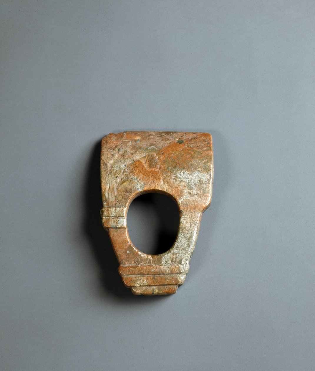 Ringformet hakke i rød granit, Jomon-perioden 10000-300 f.Kr af Japanese School