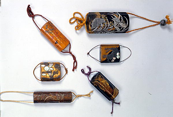 Seks inro, Edo-periode (1603-1868) 17.-18. århundrede (lakeret guld med perlemor) af Japanese School