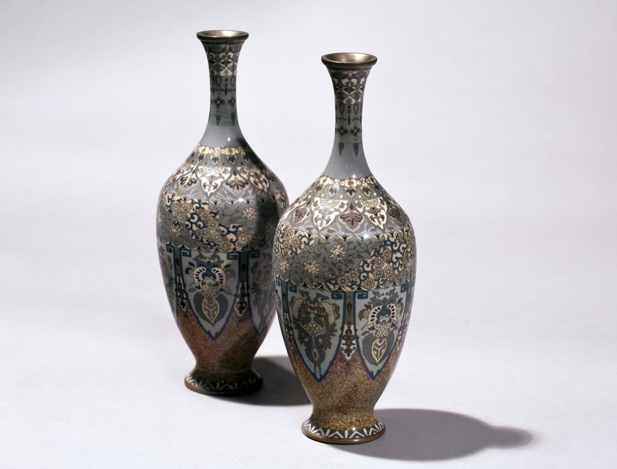 To cloisonne vaser af Japanese School