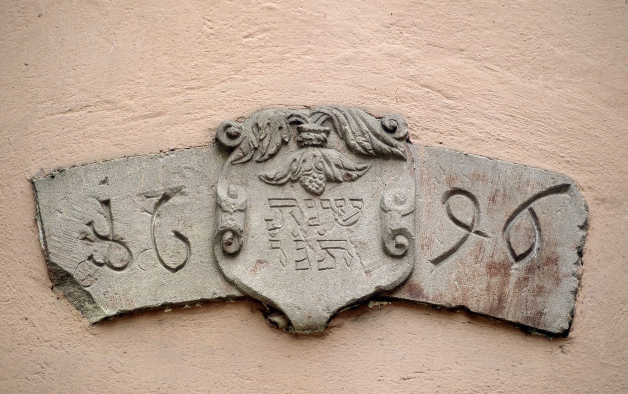 Jødernes gyde i Obernai (67). Steder for tilbedelse: inskription med en hebraisk dato og den tilsvarende dato for den kristne æra: 1696. En synagoge blev angiveligt bygget to år efter godkendelsen af intendant La Grange, som tillod J. af School Jewish