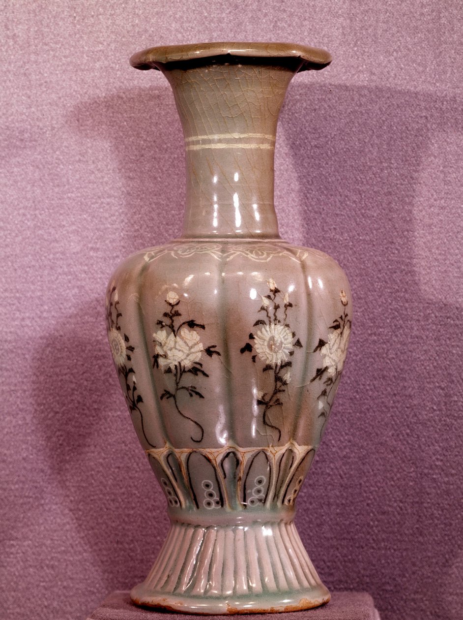 Art coreen: keramisk vase dekoreret med blomster. Koryo periode. 12. århundrede. Museum of Fine Arts, Duksoo Palace, Korea af School Korean