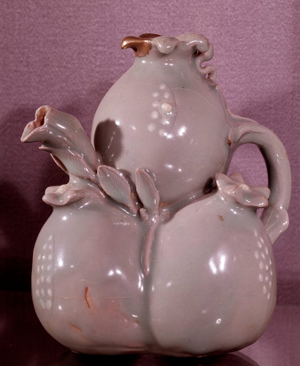 Art coreen: vinvase i form af granatæbler. Koryo-perioden (11.-12. århundrede). Museum of Fine Ars, Duksoo Palace, Korea af School Korean