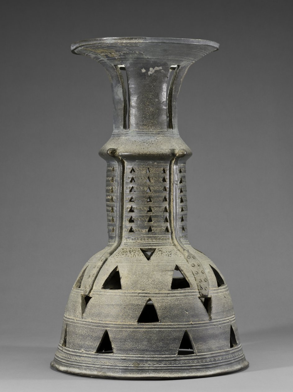 Ceremoniel stand med slange, abstrakt og gennembrudt dekoration, Three Kingdoms Period, North Kyôngsang Province (stentøj) af School Korean
